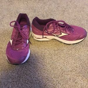 Mizuno Wave Rider, 7, worn once